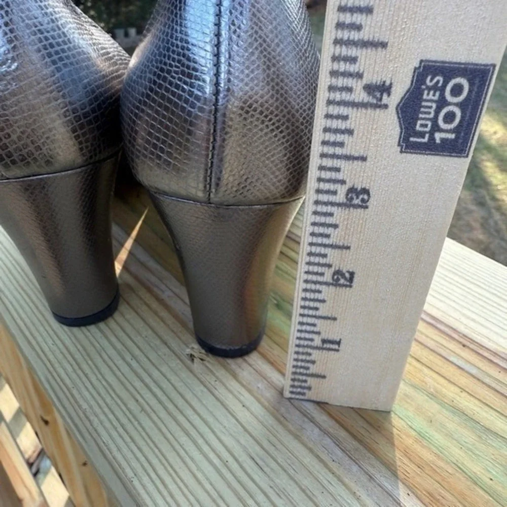 Naturalizer pumps featuring